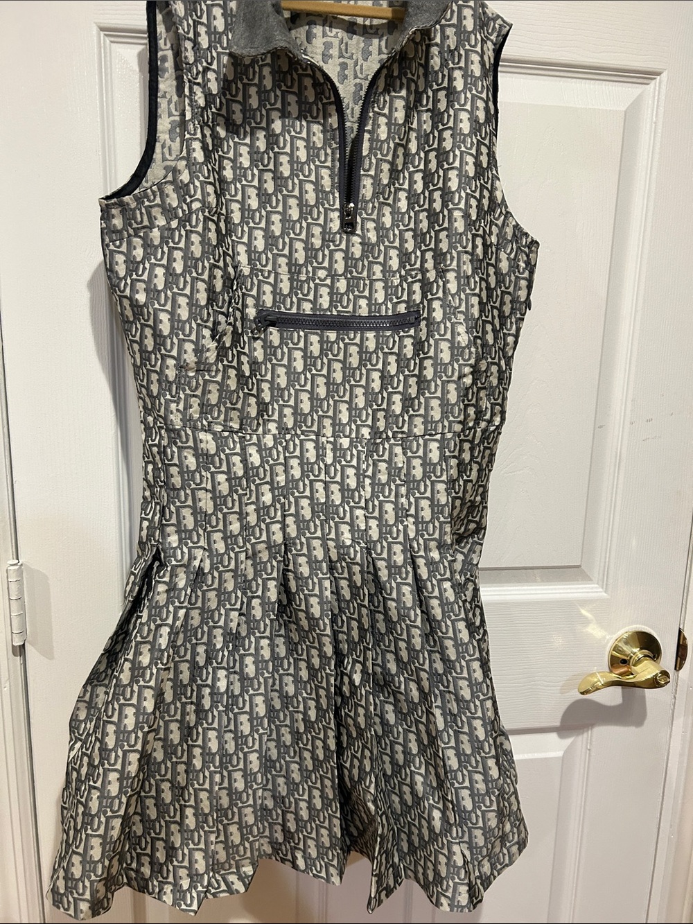 Oblique pleated short dress featuring the jacquard print
